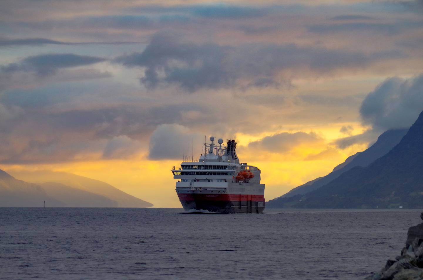 MS Midnatsol BoCruise HURTIGRUTEN MS Midnatsol Außenansicht