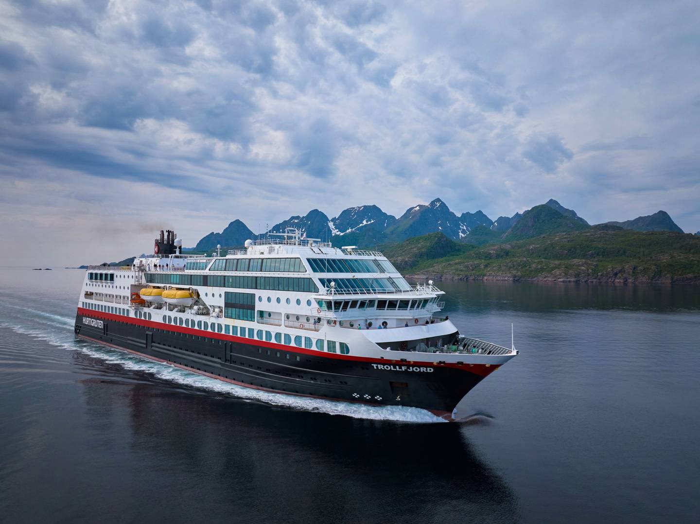 BoCruise HURTIGRUTEN MS Trollfjord Außenansicht