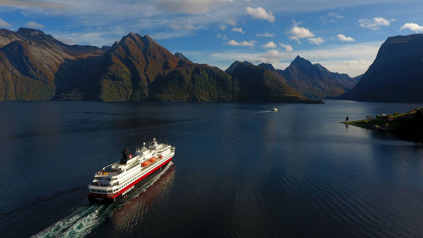 BoCruise HURTIGRUTEN Schiffe Fjorde im Hintergrund