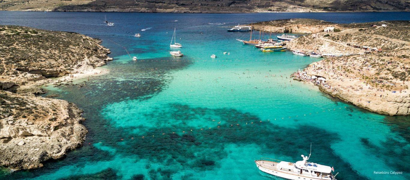 Blick auf eine schoene Bucht mit smaragfarbenen Wasser auf Malta