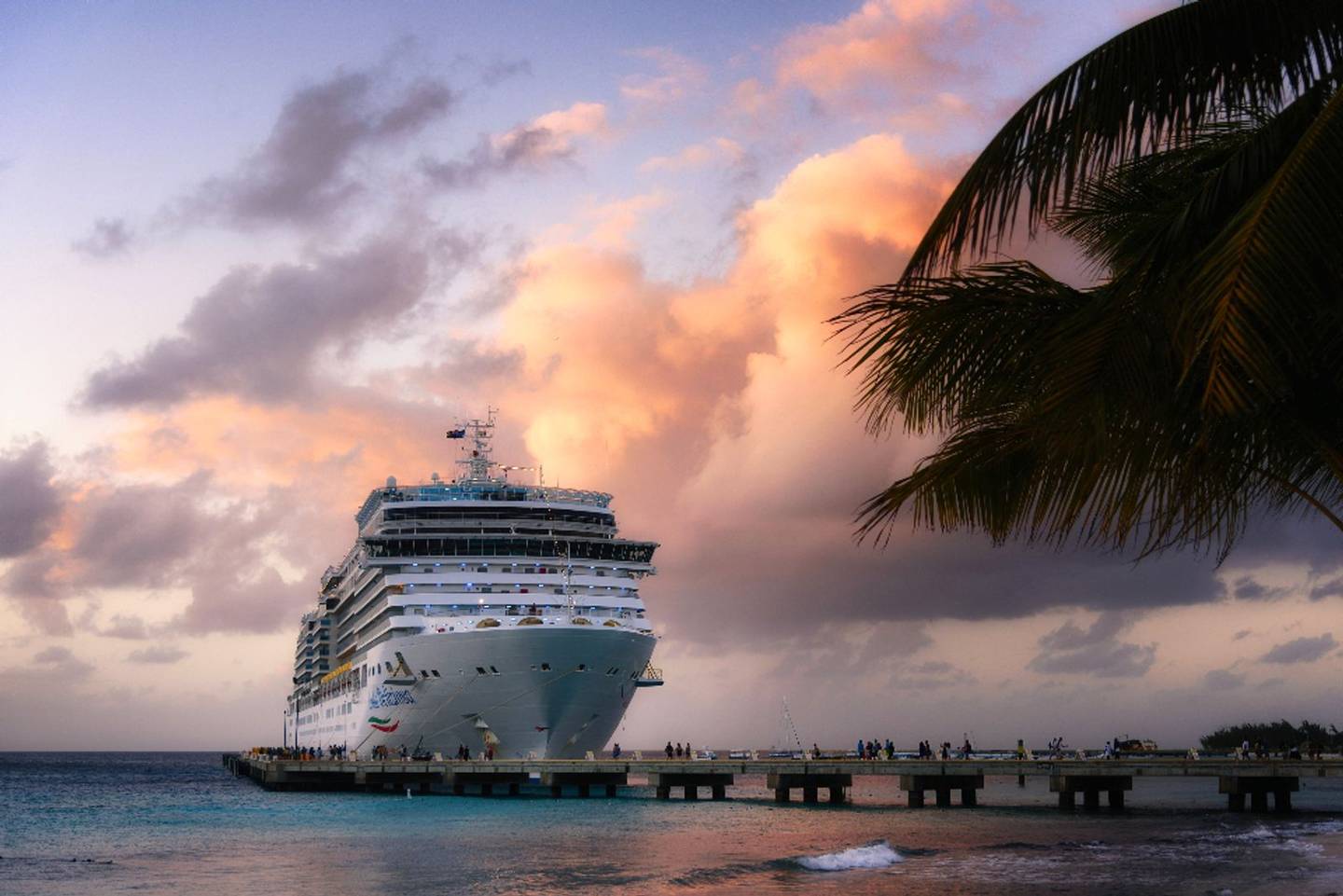 Kreuzfahrtschiff im Abendlicht