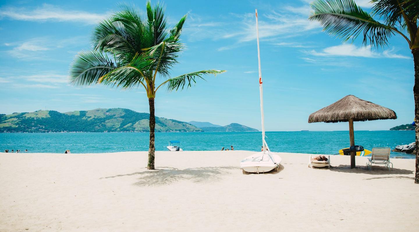Urlaubsstrand mit Palmen – Reisebüro Bornheim