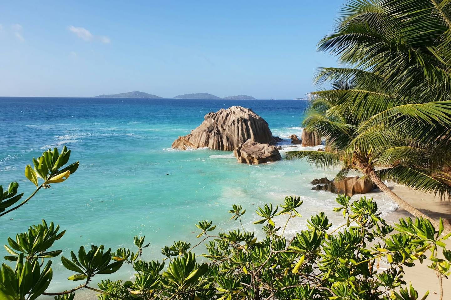 Seychellen Granitfelsen und Palmen an einem Strand der Seychellen