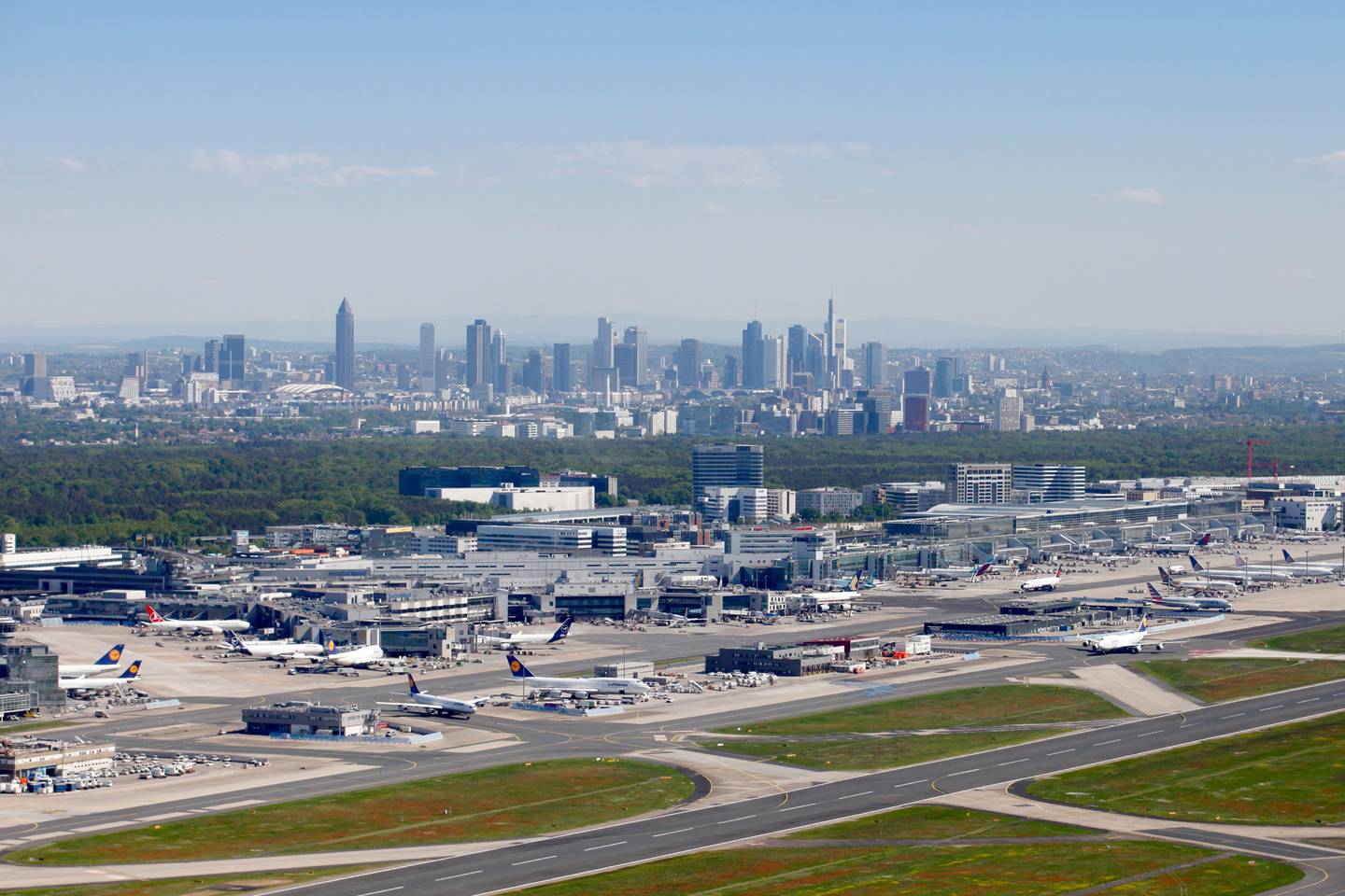 Frankfurt Airport Luchthaven frankfurt voor de skyline van Mainhattan