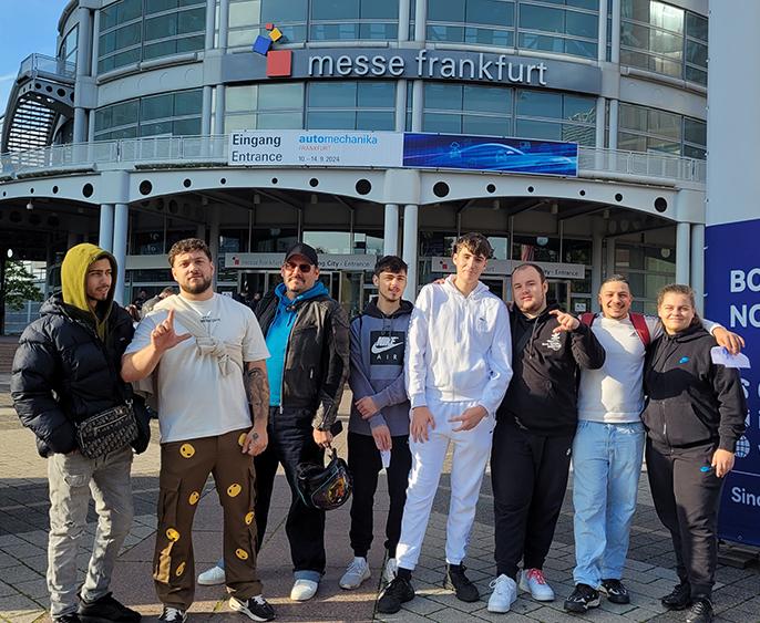 Fahrzeuglackierer: Berufsschüler vor der Messehalle Frankfurt am Main Fahrzeuglackierer auf Messebesuch