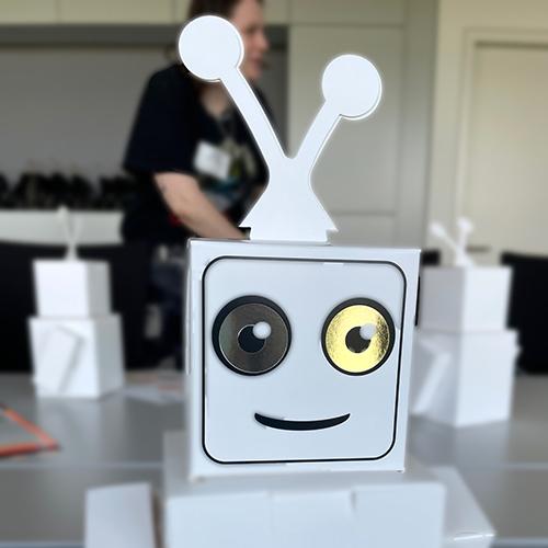 Lernende der Gestaltungsweise- und medientechnischen Assistenten entdecken Verpackungsdruck bei Model Kramp Lernende der Gestaltungsweise- und medientechnischen Assistenten entdecken Verpackungsdruck bei Model Kramp