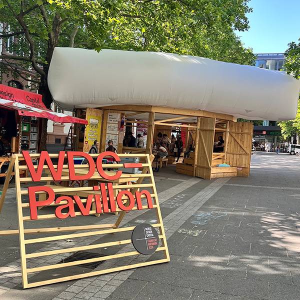 Schülerinnen und Schüler der Fachoberschule  „Medienproduktion“ und der Höheren Berufsfachschule „Gestaltung und Medientechnik“ besuchen den WDC-Pavillon am Aliceplatz in Offenbach