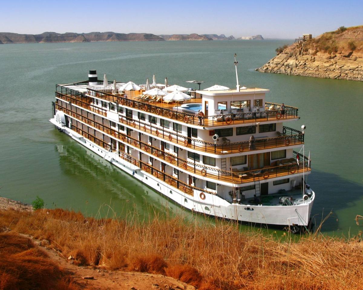 Flusskreuzfahrten Flusskreuzfahrtschiff auf einem europäischen Fluss