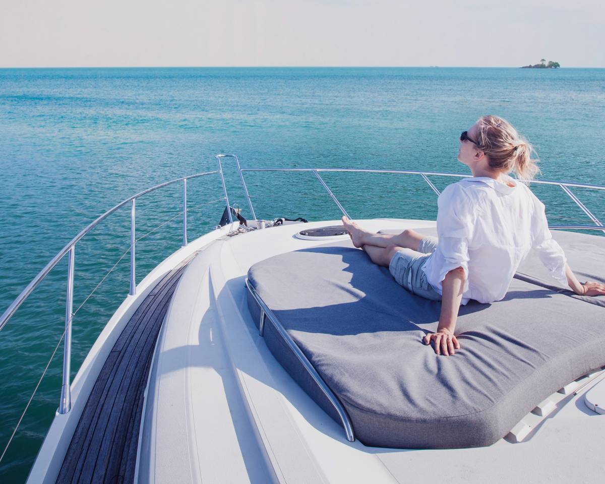 Luxuskreuzfahrten Luxuriöses Kreuzfahrtschiff mit exklusivem Pooldeck