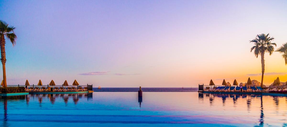 Infinity Pool mit Sonnenuntergang