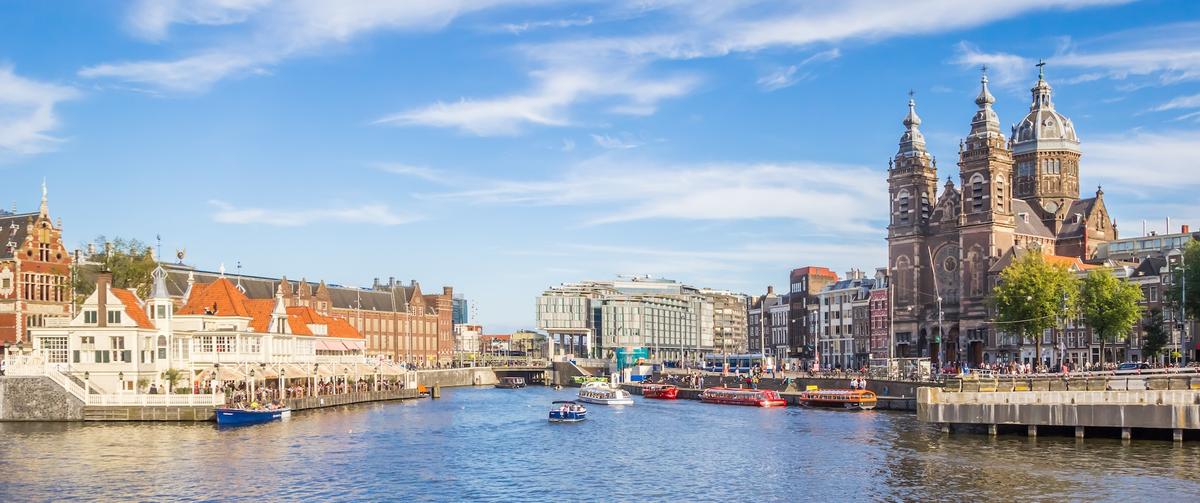 Blick auf Kanal und Altstadt von Amsterdam
