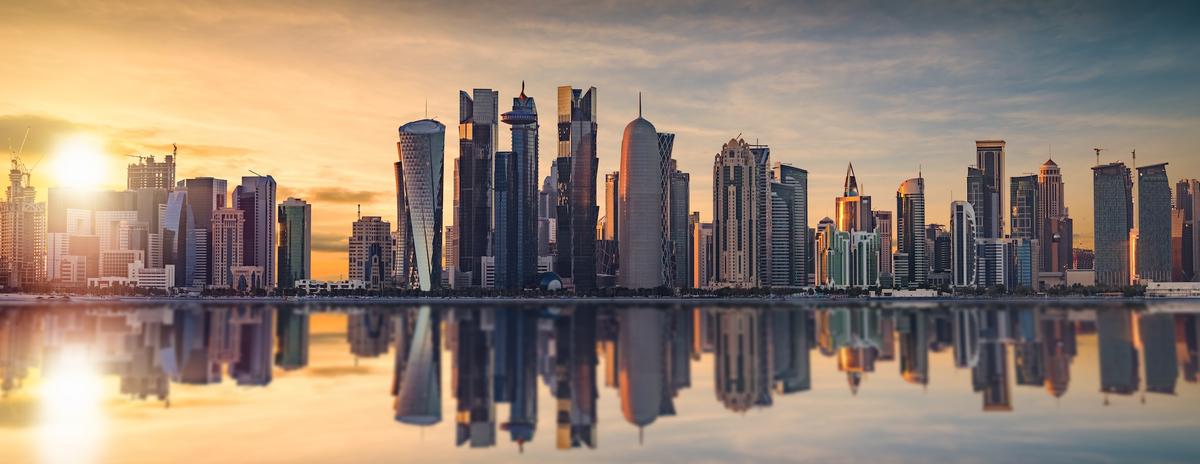 Skyline von Doha bei Sonnenuntergang