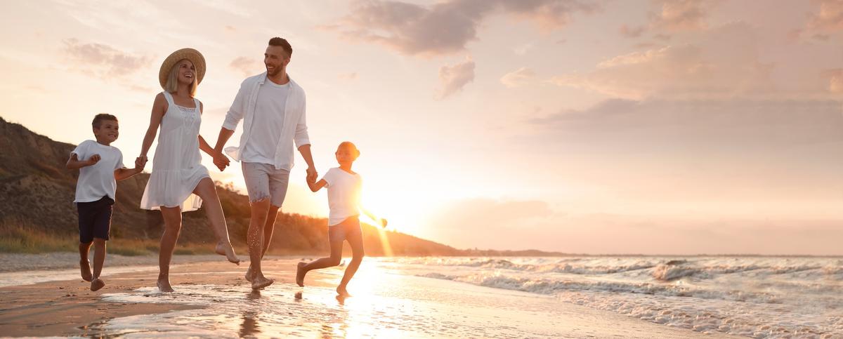 Familie bei Sonnenuntergang am Strand in Griechenland
