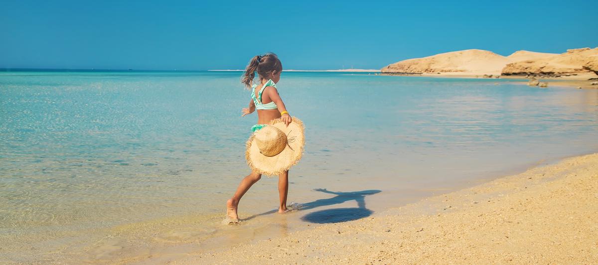Kind spielt an Sandstrand in der Türkei