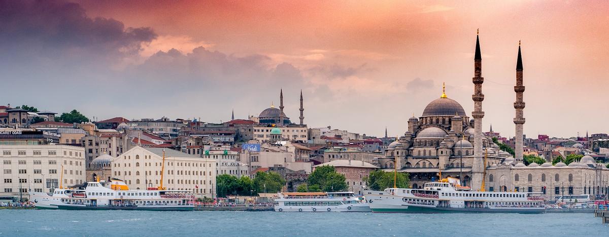 Blick auf Sehenswürdigkeiten in Istanbul bei Sonnenuntergang
