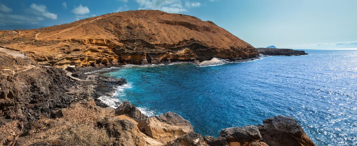 Typische Kanarische Bucht mit Vulkangestein auf den Kanaren