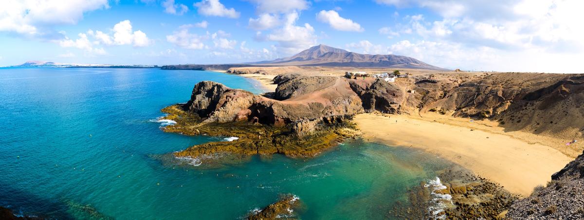 Bucht mit Felsen auf Lanzarote