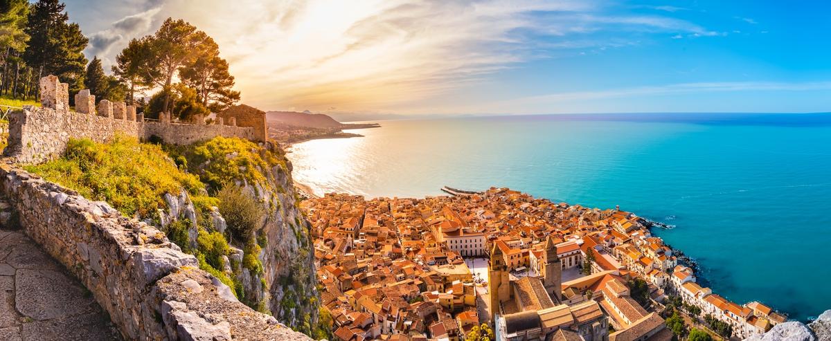 Blick auf Cefalu auf Sizilien mit Sonnenuntergang