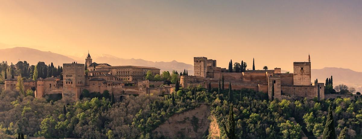 Spanien Blick auf Burg in Morgendämmerung