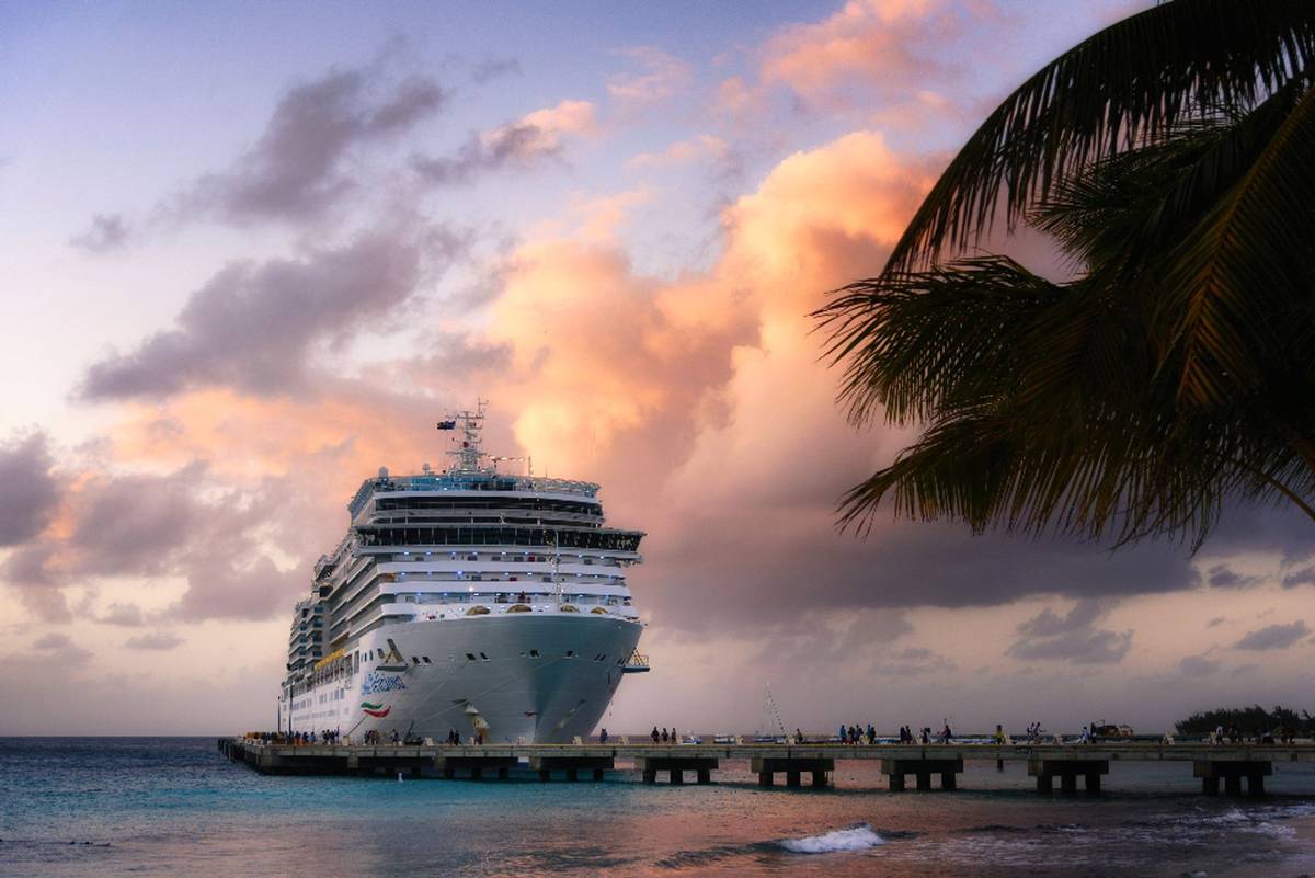Kreuzfahrtschiff im Abendlicht