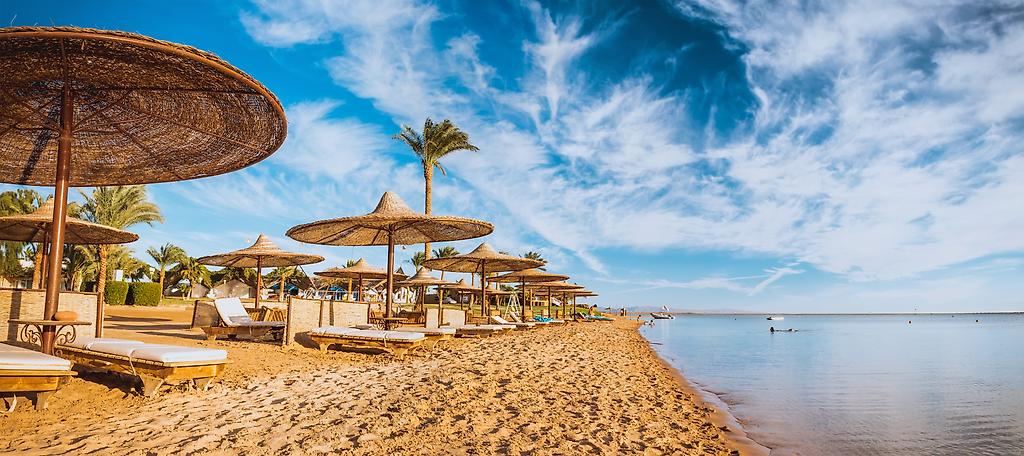 Sandstrand mit Liegestühlen in Ägypten