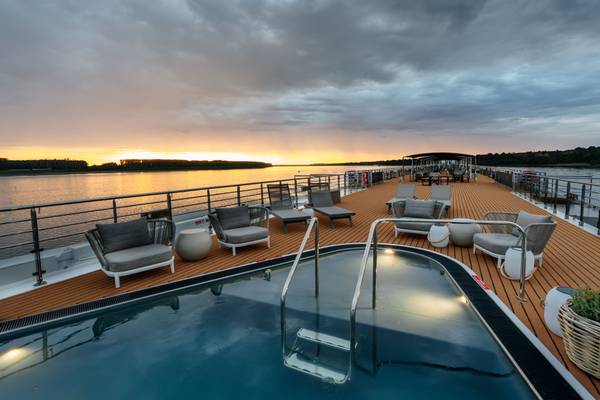 AMADEUS Nova Sonnendeck mit Pool BoCruise AMADEUS Nova Sonnendeck mit Pool