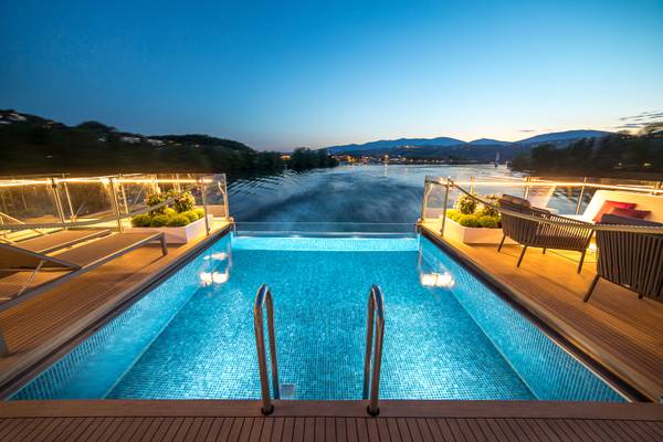 AMADEUS Provence Infinity-Pool bei Nacht BoCruise AMADEUS Provence Infinity-Pool bei Nacht