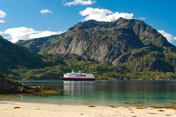BoCruise HURTIGRUTEN MS Nordlys vor Berg