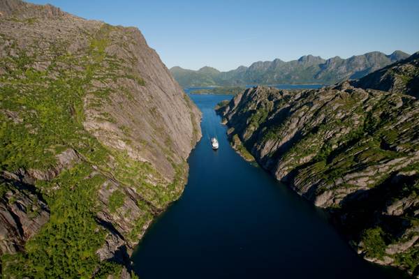 BoCruise HURTIGRUTEN Schiff zwischen Fjorden