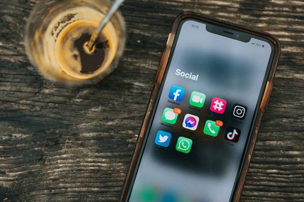 Smartphone liegt auf Tisch