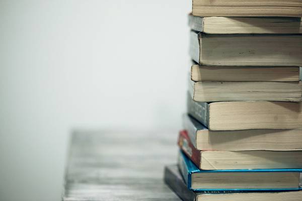Bücher auf Tisch