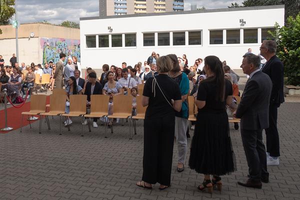 Abiturzeugnisse werden den Absolventinnen und Absolventen ausgegeben
