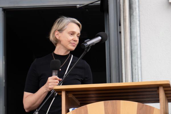 Abitur 2023 - Abteilungsleiterin Ulla Nold moderiert die Veranstaltung