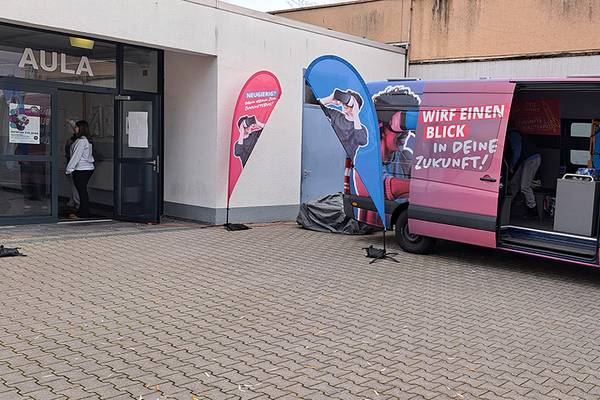 Werde Lehrer in Hessen - Zukunftsbus an August-Bebel-Schule Offenbach