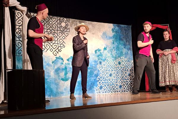 White Horse Theatre spielt vor Schülerinnen und Schülern des BG White Horse Theatre spielt vor Schülerinnen und Schülern des BG