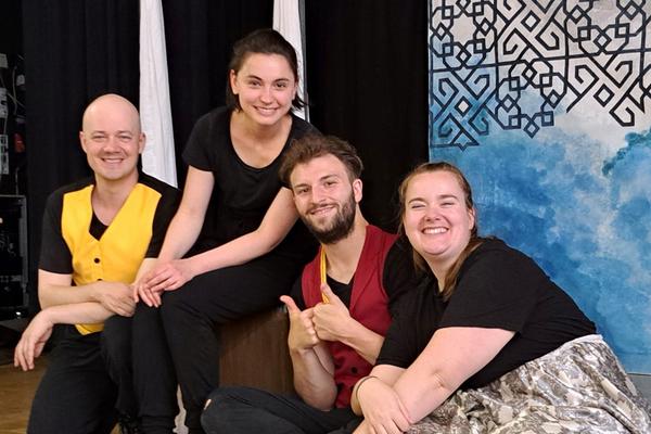 White Horse Theatre spielt vor Schülerinnen und Schülern des BG White Horse Theatre spielt vor Schülerinnen und Schülern des BG