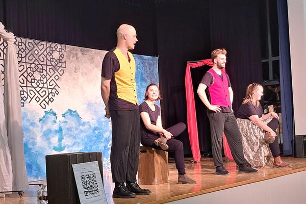 White Horse Theatre spielt vor Schülerinnen und Schülern des BG White Horse Theatre spielt vor Schülerinnen und Schülern des BG