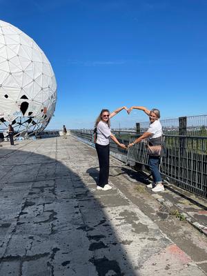 BG in Berlin 2025 Fröhliche Lehrkräfte formen Herz mit ihren Armen