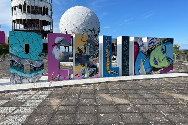 BG in Berlin 2025 Berlin Schriftzug mit buntem Graffiti