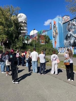 BG in Berlin 2025 Schüler Gruppe schaut Street Art ein Gebäude an