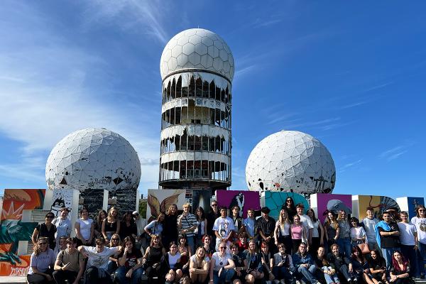 BG in Berlin 2025 Schüler Gruppe vor Berlin Schriftzug Monument