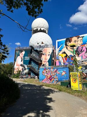 BG in Berlin 2025 Farbenfrohe Häuserwand nicht beeindruckender Streetart