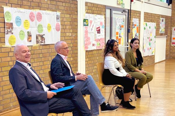 Gäste der Demokratie Woche in der Aula der August-Bebel-Schule 
