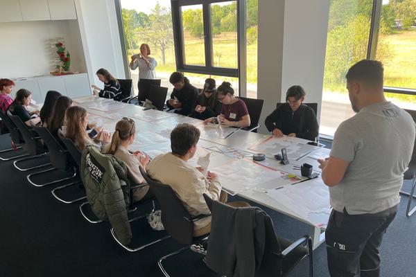 Lernende der Gestaltungsweise- und medientechnischen Assistenten entdecken Verpackungsdruck bei Model Kramp Lernende der Gestaltungsweise- und medientechnischen Assistenten entdecken Verpackungsdruck bei Model Kramp