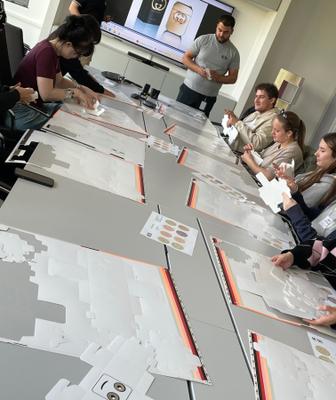 Lernende der Gestaltungsweise- und medientechnischen Assistenten entdecken Verpackungsdruck bei Model Kramp Lernende der Gestaltungsweise- und medientechnischen Assistenten entdecken Verpackungsdruck bei Model Kramp