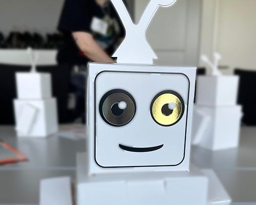 Lernende der Gestaltungsweise- und medientechnischen Assistenten entdecken Verpackungsdruck bei Model Kramp Lernende der Gestaltungsweise- und medientechnischen Assistenten entdecken Verpackungsdruck bei Model Kramp