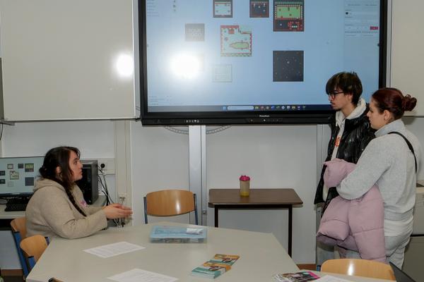 Infotag 2025 an der August-Bebel-Schule Offenbach Interessenten informieren sich über die Möglichkeiten an der August-Bebel-Schule