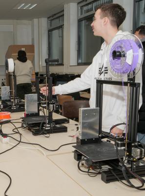 Infotag 2025 an der August-Bebel-Schule Offenbach Schüler zeigt 3D Druck in Aktion