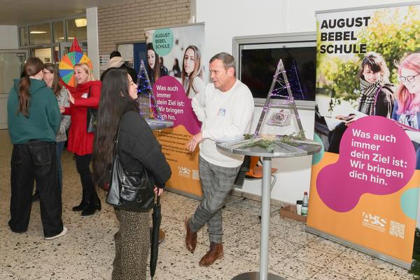Infotag 2025 an der August-Bebel-Schule Offenbach Im Foyer werden Besucherinnen und Besucher freundlich empfangen