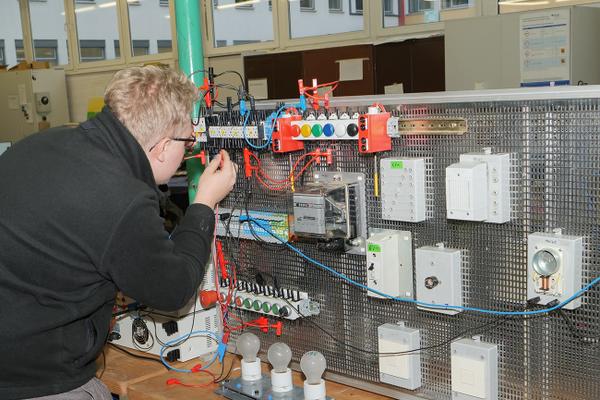 Infotag 2025 an der August-Bebel-Schule Offenbach Der Bereich Elektrotechnik zeigt Arbeiten der Lernenden